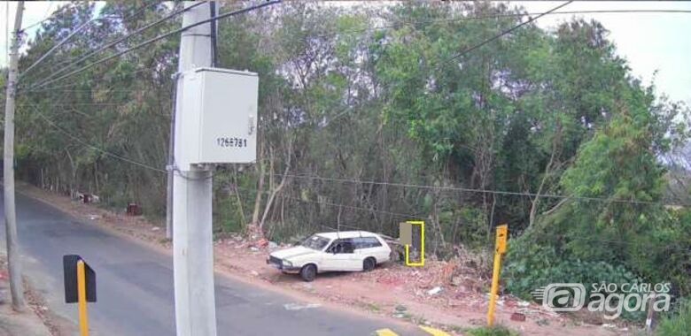 Moradores denunciam descarte irregular de entulho em terreno na Vila Prado -