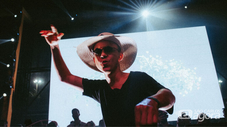 Dj Ilusionize Comanda Pistas Como Quem Hipnotiza Multidões - 