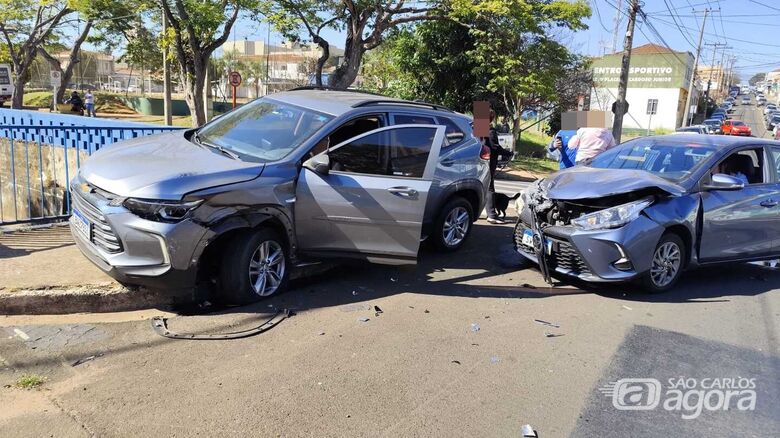 Colisão entre dois veículos é registrada no centro de São Carlos - 