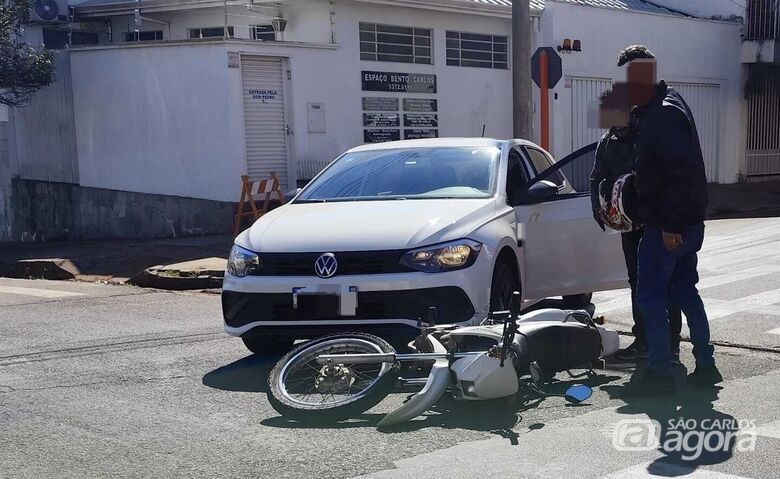 Carro avança sinal de pare e atinge motociclista no Centro - Crédito: Maycon Maximino