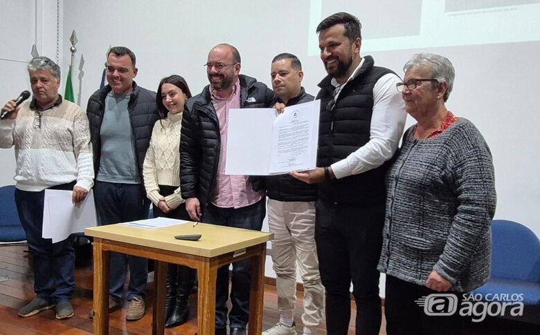 Rodson comemora a aprovação do loteamento e destinação de recursos para o Jardim Vitória - 