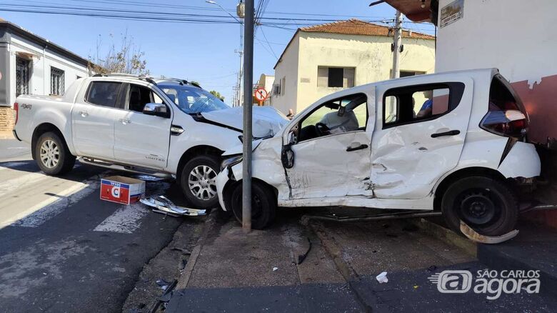 Colisão entre carro e caminhonete  deixa jovem ferido na Vila Prado - Crédito: Maycon Maximino