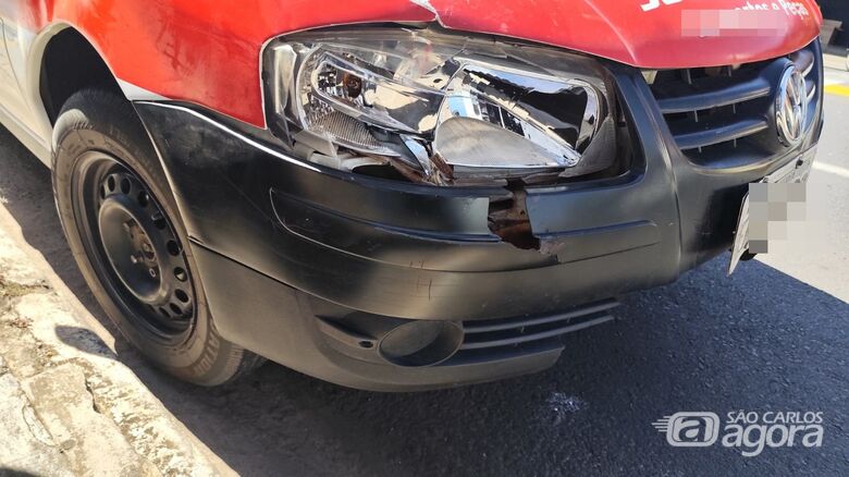 Colisão entre carro e moto é registrada na Avenida São Carlos - Crédito: Maycon Maximino