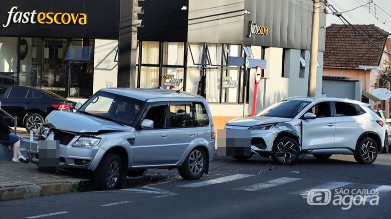 Colisão entre dois veículos é registrado no Centro - Crédito: Maycon Maximino