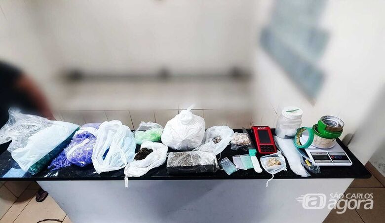 Mulher é presa por tráfico de drogas no Jardim Gonzaga - Crédito: Maycon Maximino