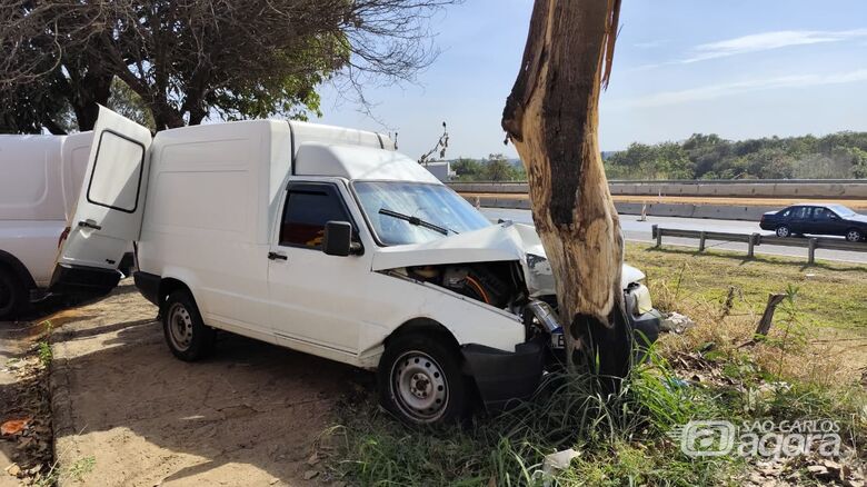 Carro colide contra árvore no Jardim Real após passar sobre pneu deixado na via - Crédito: Maycon Maximino