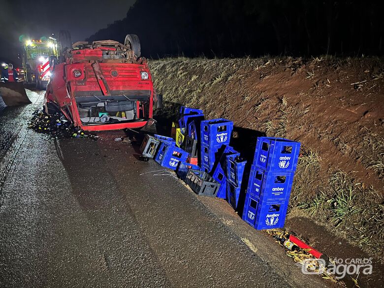 Caminhão carregado com bebidas capota e deixa dois feridos na rodovia Washington Luís - Crédito: Foto: Flavio Fernandes/São Carlos Agora
