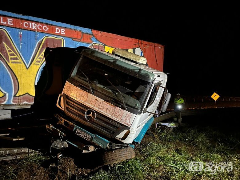 Caminhão de circo perde controle, bate em defensa metálica e deixa dois feridos na Washington Luís - Crédito: Foto: Flavio Fernandes/São Carlos Agora