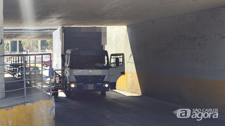 Caminhão fica enroscado em pontilhão no Santa Maria II - Crédito: Maycon Maximino
