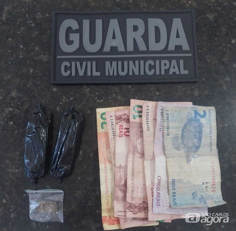 Jovem é preso por tráfico de drogas em Ibaté -