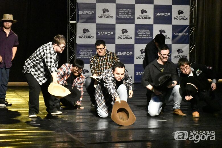 Expressando Emoções: arte, música e movimento lota Teatro Municipal durante a Semana da Deficiência - 