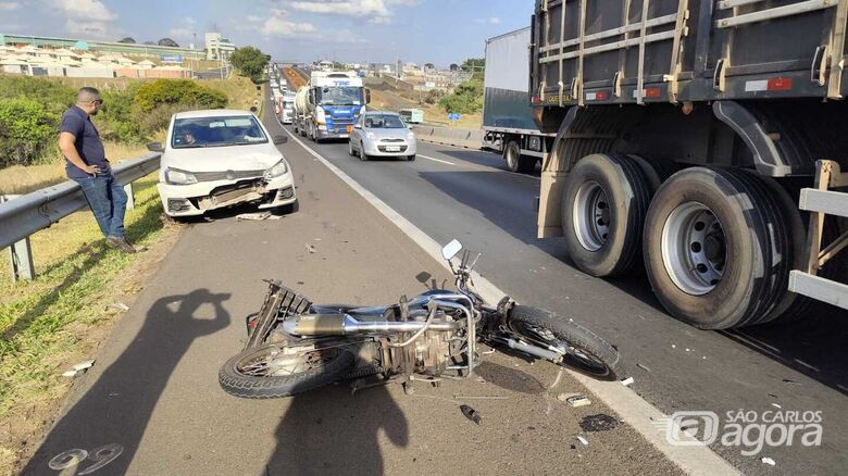 Motociclista de Araraquara fica ferido após colidir com carro na SP-310 em São Carlos - Crédito: Foto: Maycon Maximino/São Carlos Agora