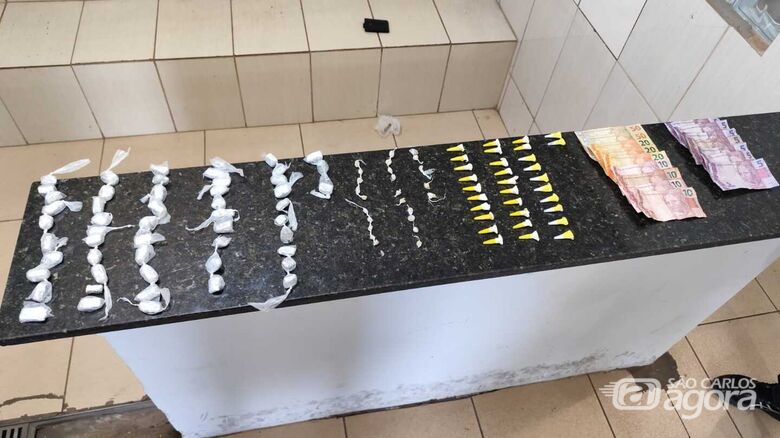PM prende jovem com drogas e dinheiro em ponto conhecido de tráfico no Cidade Aracy - Crédito: Foto: Maycon Maximino/São Carlos Agora
