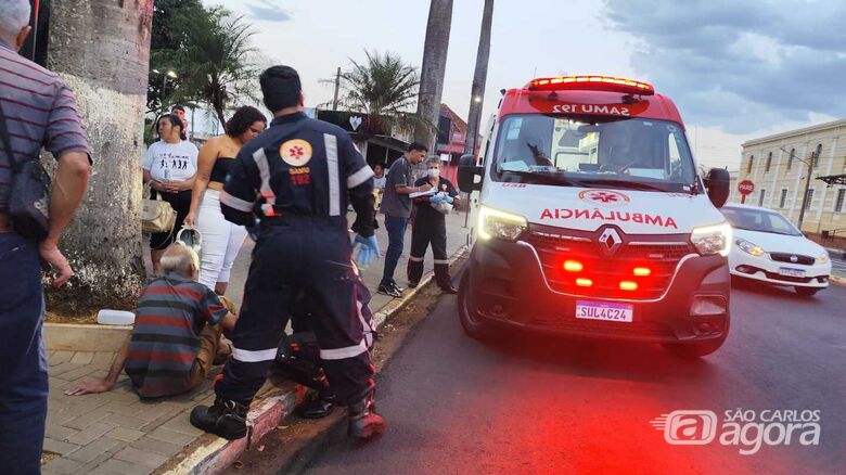 Idoso fica ferido após ter pé esmagado por ônibus no Centro de São Carlos - Crédito: Foto: Maycon Maximino/São Carlos Agora