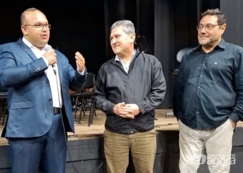 Paulo Vieira, Leandro Severo e maestro da USP discutem projeto de música para crianças no Santa Angelina - Crédito: Divulgação