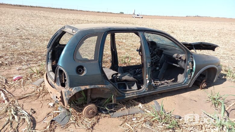 Carcaça de carro furtado é encontrada em área rural - Crédito: Lourival Izaque