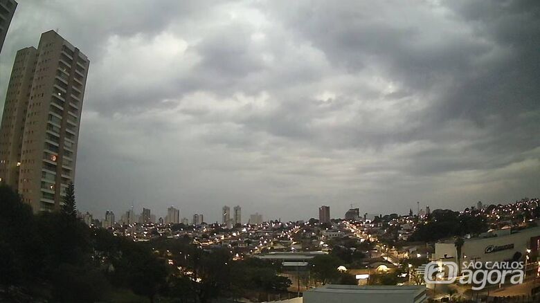 Segunda-feira começou com chuva e céu nublado em São Carlos - 