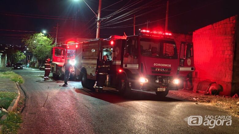 Residência pega fogo no Cidade Aracy - Crédito: Maycon Maximino 