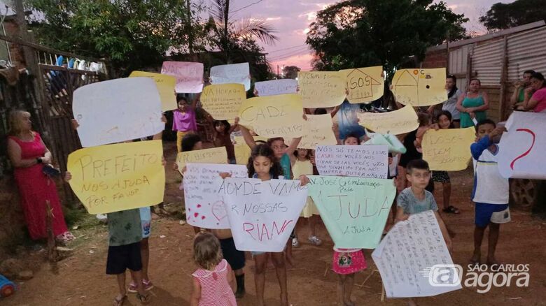 Moradores da ocupação durante ato de reivindicação por moradia. Cerca de 140 famílias estão no local há nove anos. - Crédito: divulgação