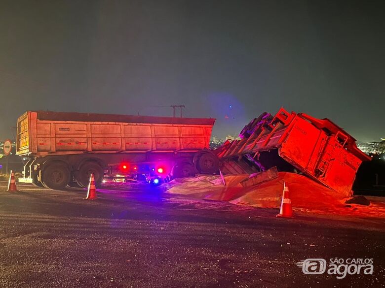 Caminhão tomba após engavetamento envolvendo picape do Corpo de Bombeiros na SP-255 - Crédito: Flávio Fernandes