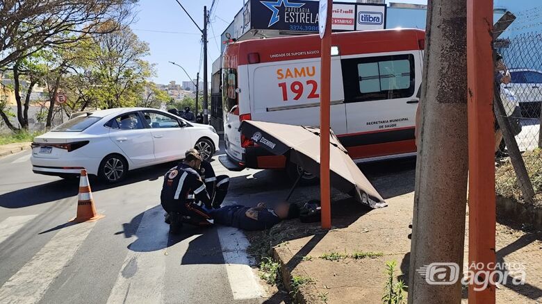 Motociclista fica ferido após escorregar em mancha de óleo na região central de São Carlos - Crédito: Maycon Maximino