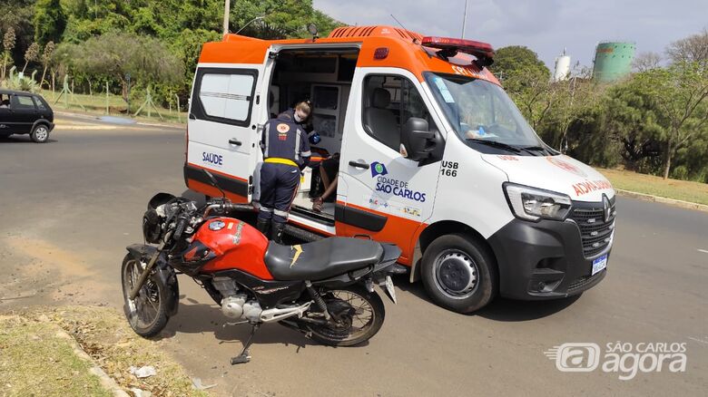 Colisão entre carro e moto deixa jovem ferido na região do shopping Iguatemi  - Crédito: Maycon Maximino