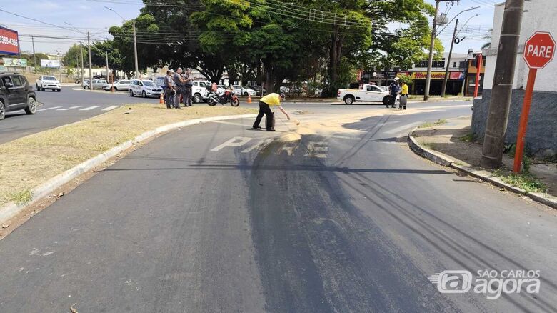 Óleo no asfalto causa queda de 7 motociclistas na Praça Itália  - Crédito: Maycon Maximino