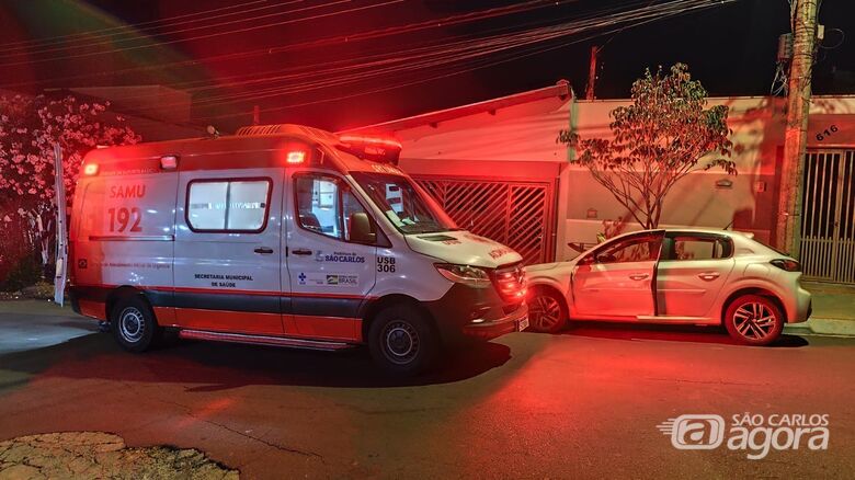 Motoboy fica ferido após colidir contra porta de carro no Jardim Ricetti - Crédito: Maycon Maximino