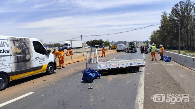 Motorista fica ferido em acidente com caminhão e vans na Washington Luís - Crédito: Maycon Maximino 