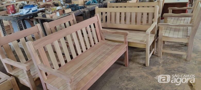Madeira apreendida pela PM é transformada em móveis por presos  - Crédito: divulgação