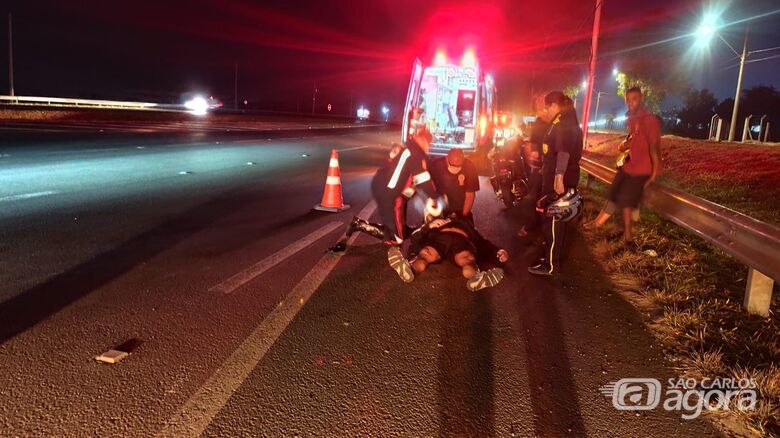 Colisão entre carro e moto deixa homem ferido na Domingos Inocentini - Crédito: Maycon Maximino