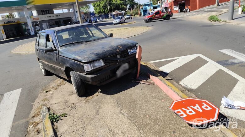 Motorista colide contra placa de sinalização no Maria Estela Fagá - Crédito: Maycon Maximino