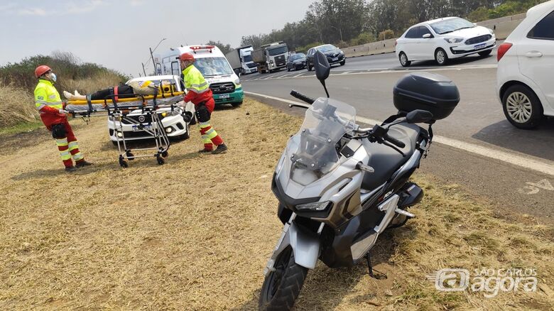 Motociclista fica ferida após sofre queda na Washington Luís  - Crédito: Maycon Maximino