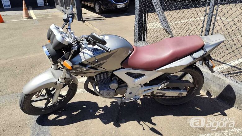 Homem é detido pela PM com moto furtada no Maria Stella Fagá - Crédito: Maycon Maximino