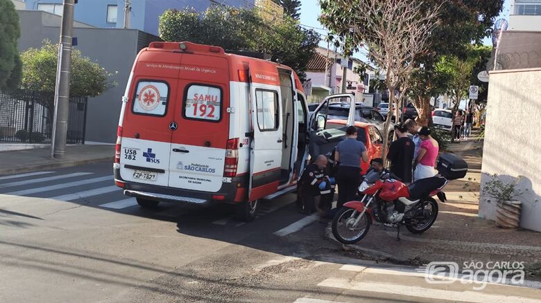 Colisão entre carro e moto deixa jovem ferido em São Carlos - Crédito: Maycon Maximino