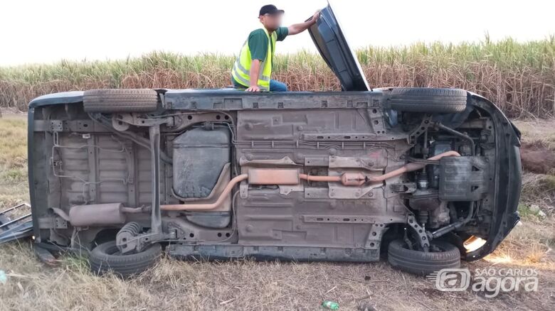 Motorista fica ferido após furgão tombar na Washington Luís  - Crédito: Maycon Maximino