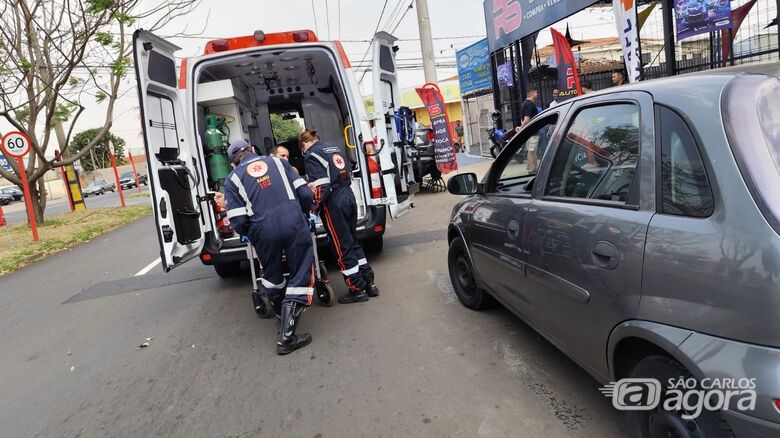 Ciclista se fere ao bater em porta de carro em São Carlos - Crédito: Maycon Maximino 