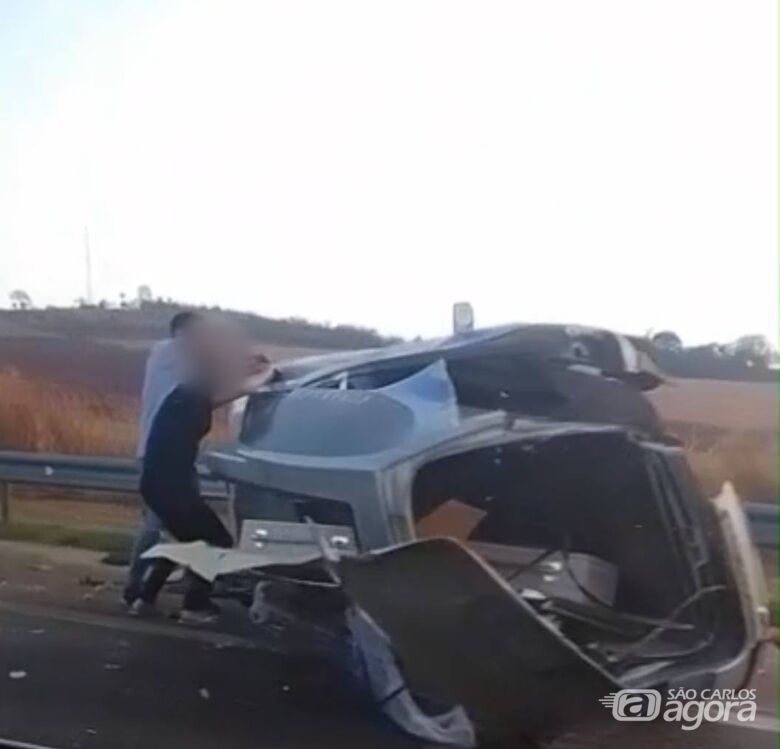 Carro funerário capota e caixão é arremessado na SP-330 - Crédito: São Simão 016 Notícias