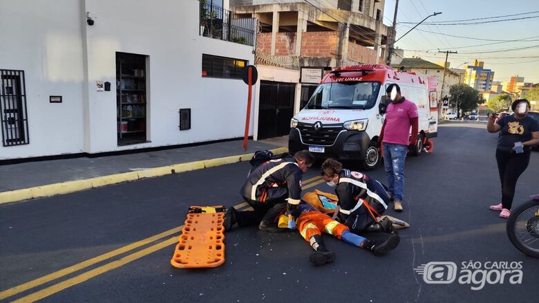 Colisão entre carro e moto elétrica deixa jovem ferido em São Carlos - Crédito: Maycon Maximino