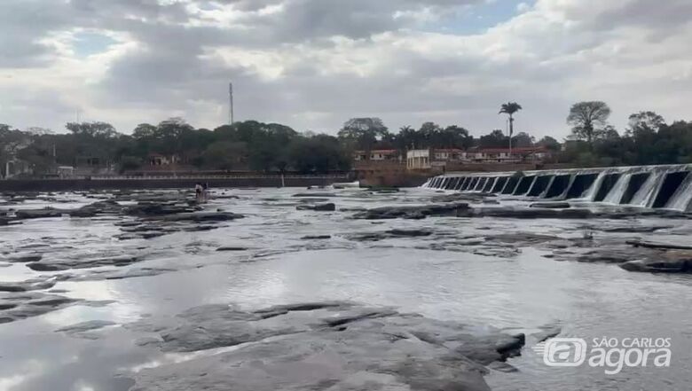 O cenário criado pela longa estiagem no Rio Mogi Guaçu no distrito de Cachoeira de Emas nos últimos meses - 