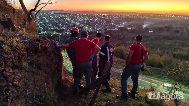 Jovem cai de aproximadamente 20 metros na Serra do Aracy e mobiliza Bombeiros e SAMU - Crédito: Maycon Maximino 