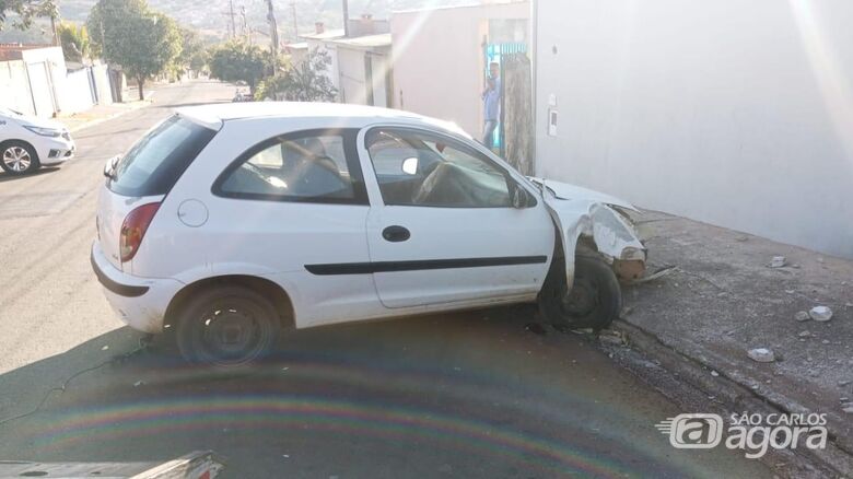 Carro colide contra poste no Jardim Zavaglia  - Crédito: Maycon Maximino 