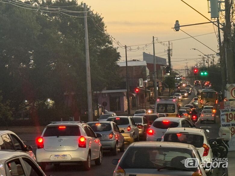 Trânsito carregado no semáforo na região do Botafogo - Crédito: SCA