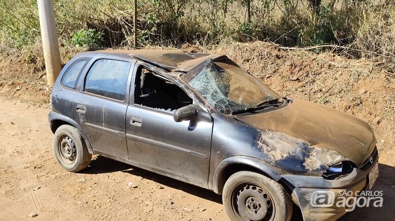Carro capota e jovem de 26 anos fica ferida em estrada municipal - Crédito: Maycon Maximino 