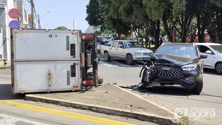Caminhão tomba após colisão na Vila Prado  - Crédito: Maycon Maximino