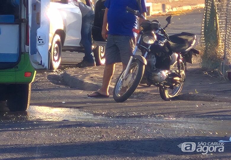 Motociclista fica ferida após acidente no Jardim Mariana, em Ibaté - Crédito: Rota das Notícias