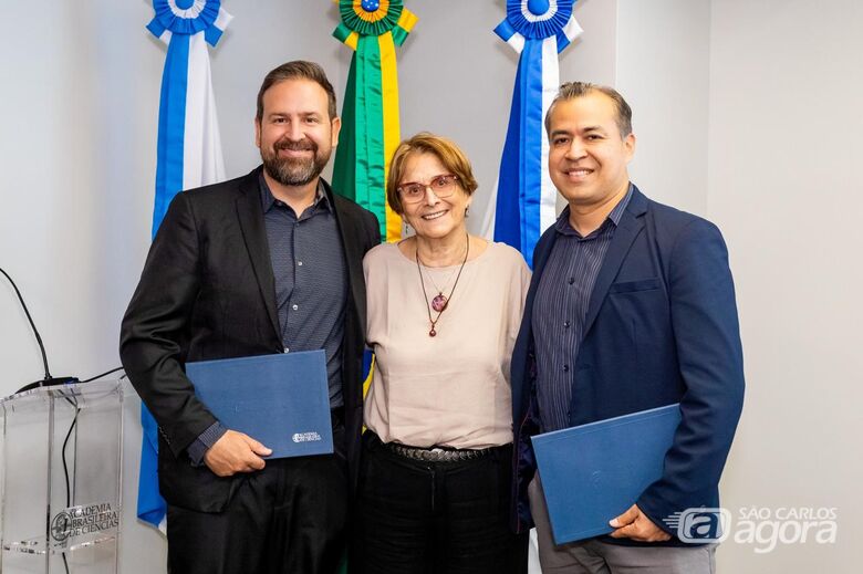 Bruno Janegitz, Helena Nader e Rodrigo Muñoz em premiação (Foto: Mario Marques/ABC) - 