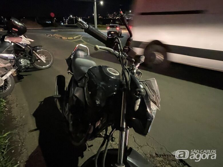 Irmãos ficam feridos após acidente de moto no Jardim das Torres - Crédito: Lorival Izaque 