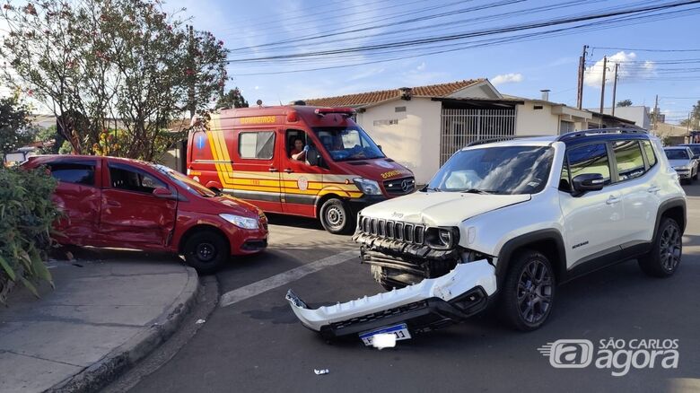Carros batem em cruzamento no Santa Felícia  - Crédito: Maycon Maximino 