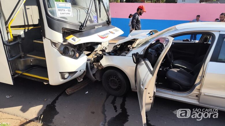 Colisão frontal entre carro e ônibus deixa mulher ferida em São Carlos - Crédito: Maycon Maximino